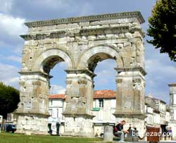 Saintes, les deux arcades de l'arc de Germanicus