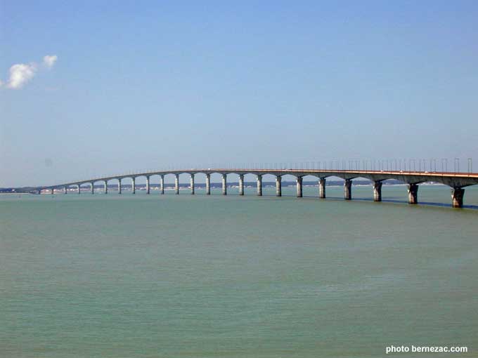 pont de l'�le de R�, tirant d'air 30 m�tres