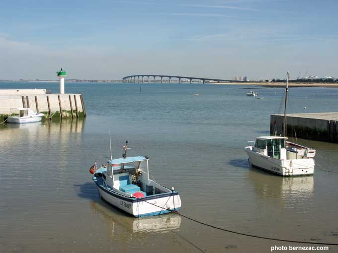 pont de l'�le de R� vu du port de Rivedoux
