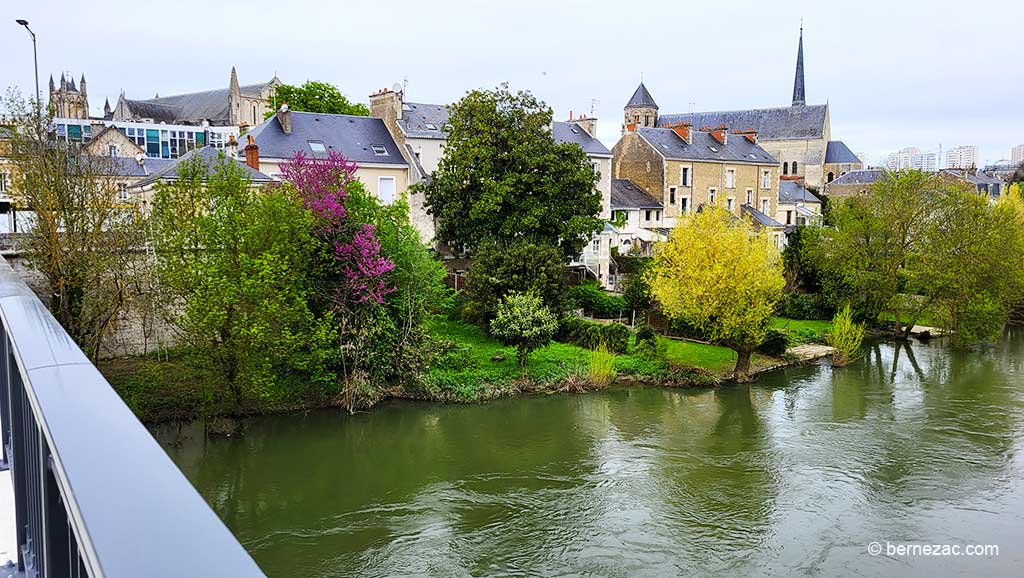 Poitiers, avril 2024 le printemps au Pont Neuf