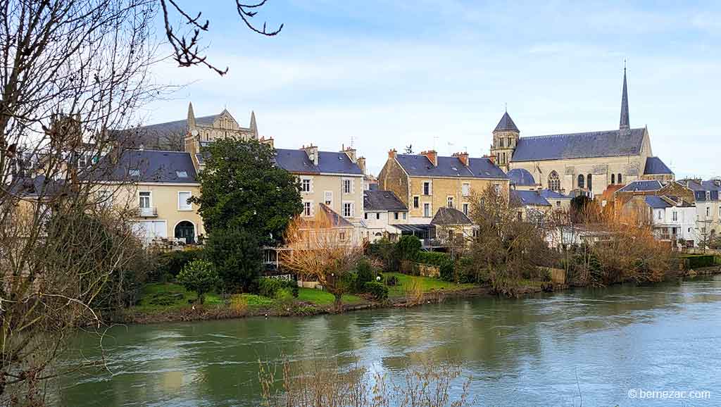 Poitiers, le Clain en aval du Pont-Neuf 