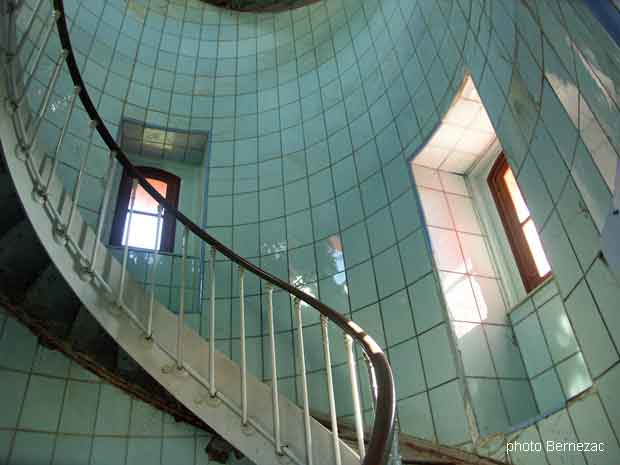La Tremblade - le phare de La Coubre, l'escalier et les parois en opaline