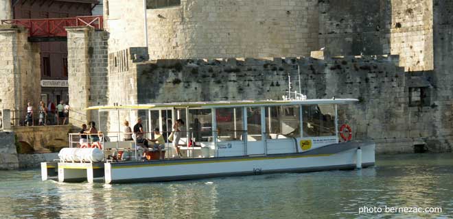 La Rochelle, le Bus de Mer devant la tour de la Chaîne