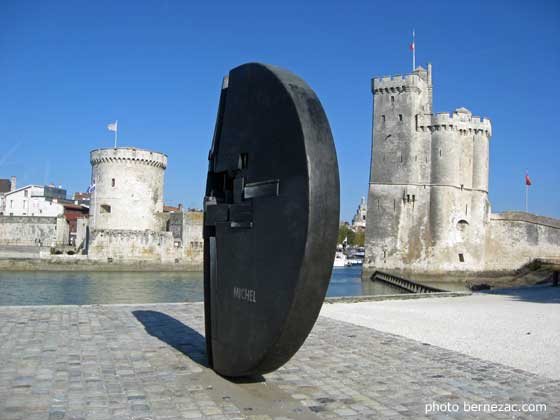 La Rochelle, la sculpture Hommage à Michel Crépeau et les deux tours