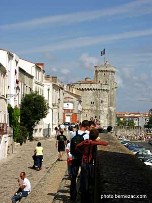 La Rochelle, la rue sur les murs et la tour de la Chaîne, photo 075_06