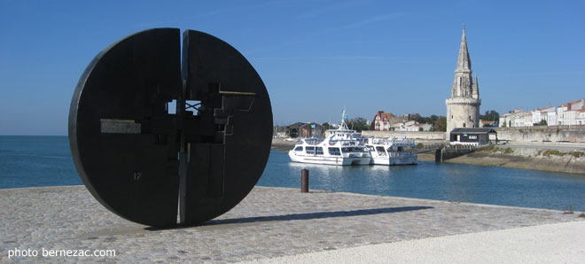 La Rochelle,la sculpture Hommage à Michel Crépeau et la tour de la Lanterne