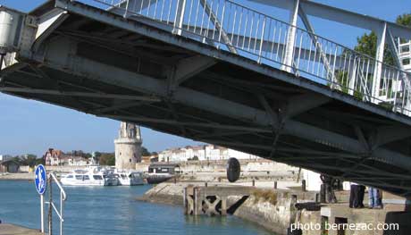 La Rochelle, le pont levant et la sculpture Hommage à Michel Crépeau
