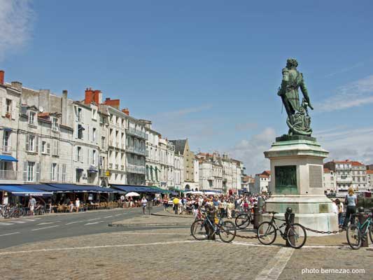 La Rochelle, le quai Duperr�, la statue de l'Amiral Duperr�, les terrasses.