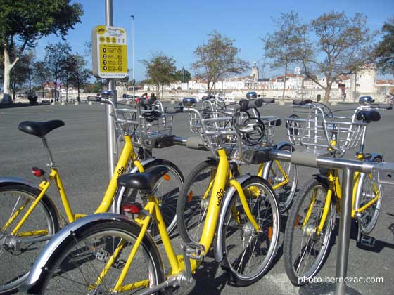 La Rochelle, la station Vélos jaunes devant la Médiathèque