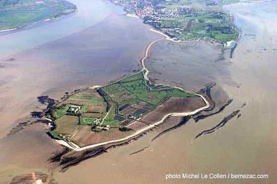 L'île Madame, vue aérienne en direction de  Port-des-Barques