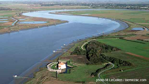 Vue aérienne sur l'estuaire de la Charenteet Fort Lupin