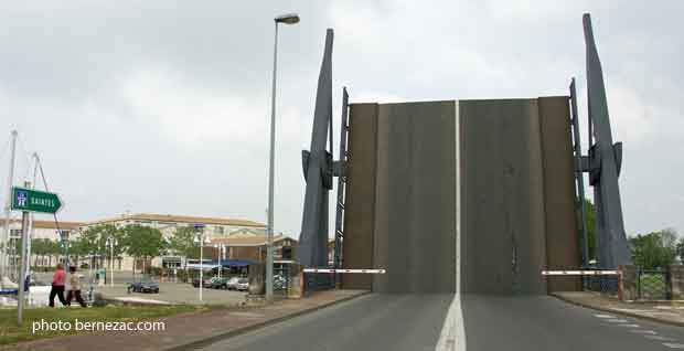 Rochefort, pont levant du port de plaisance