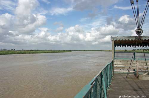 Rochefort, vue de la Charente depuis la nacelle du pont transbordeur