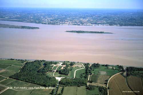 Vue aérienne de la Gironde, côté Fort Médoc.