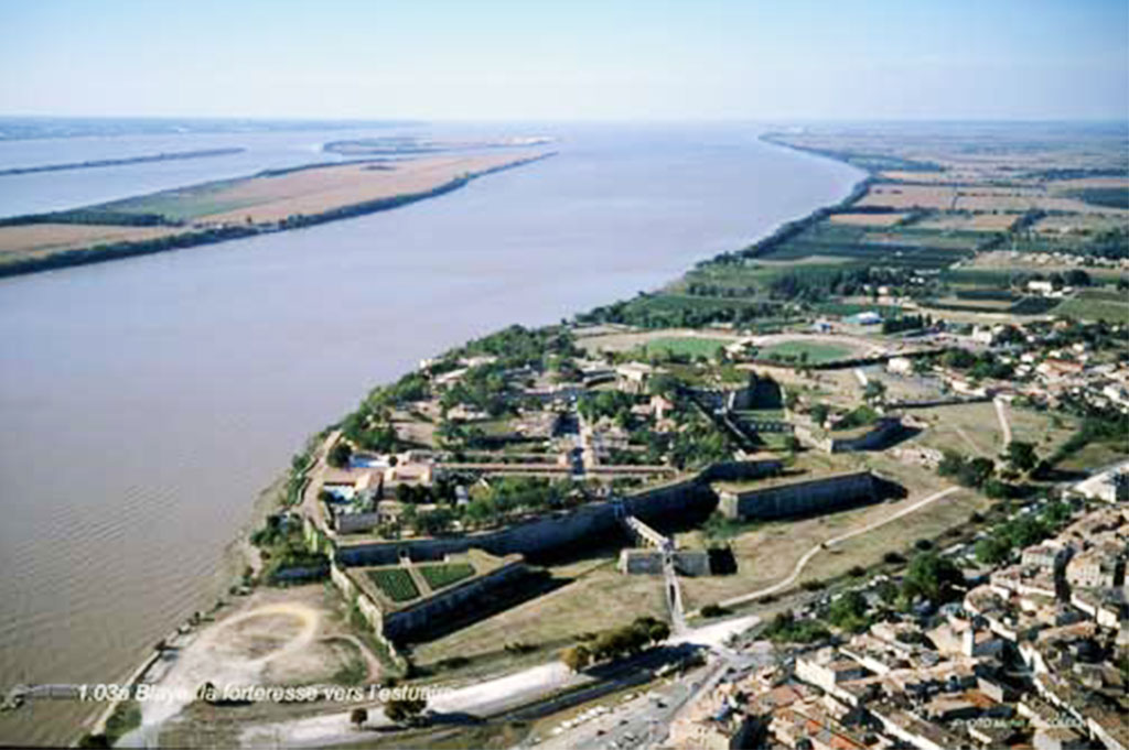 Vue aérienne vers le nord et l'embouchure de l'estuaire.