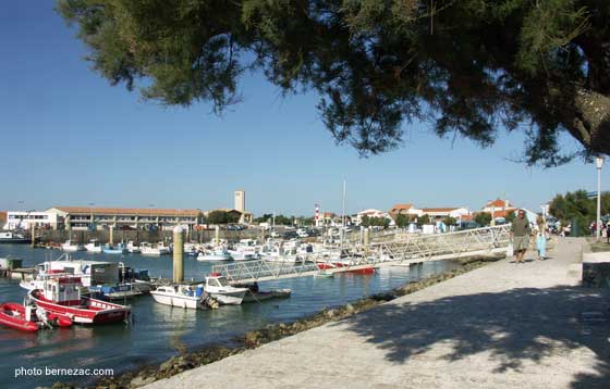 Promenade sur le port de La Cotinière, île d'Oléron