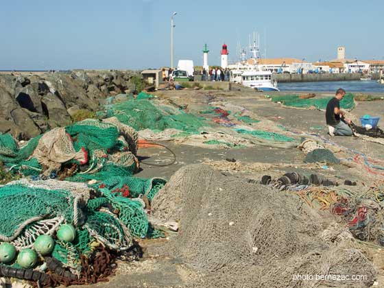 La Cotinière, réparation des filets sur le port