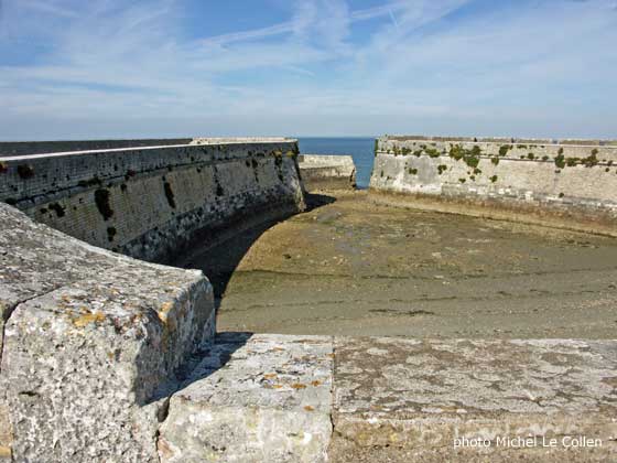 Saint-Martin-de-Ré, port de la citadelle à marée basse