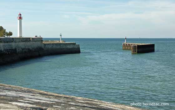 Saint-Martin-de-Ré, remparts vers le port