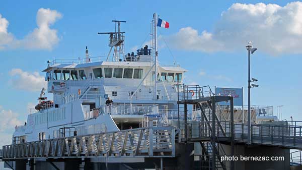 Le bac ferry à quai à Royan