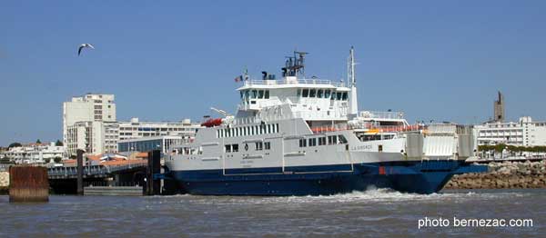 Royan, le bac ferry Royan Le Verdon, arrivée à Royan