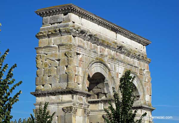 Saintes, le fronton de l'arc de Germanicus