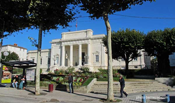 Saintes, le Palais de Justice sur le Cours National