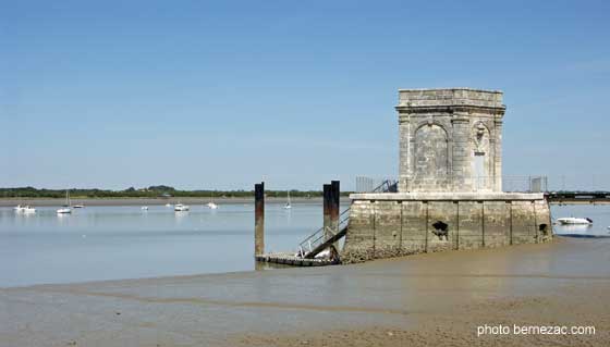 Saint-Nazaire-sur-Charente, la Fontaine Royale à marée descendante