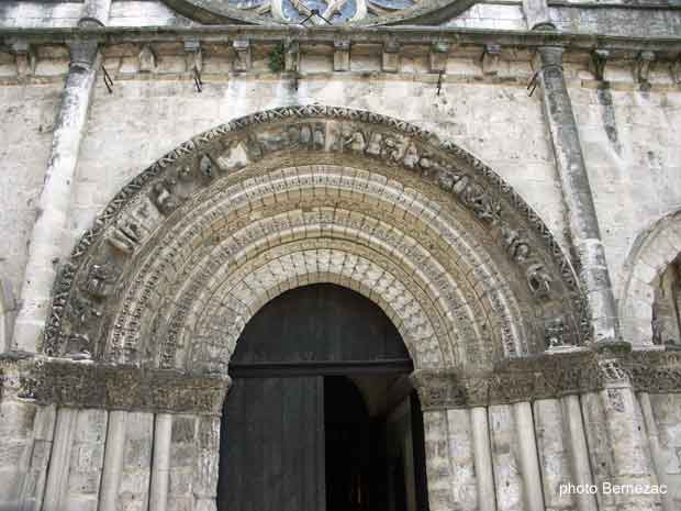 Cognac, l'église Saint-Léger, porche roman