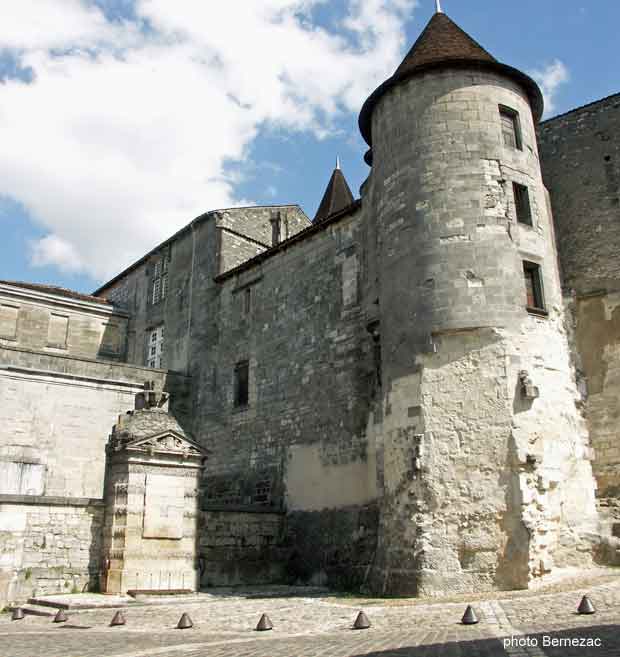 Cognac, Rue Grande, le château et la fontaine