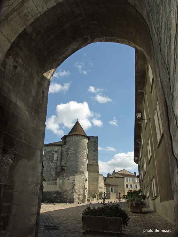 Cognac, Rue Grande à partir de la porte Saint-Jacques.