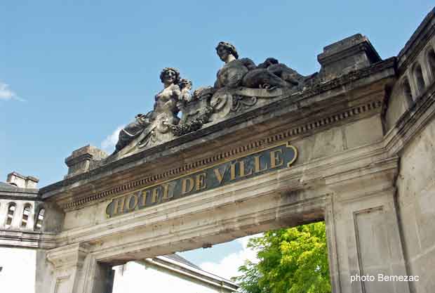 Cognac, entrée du parc de l'Hôtel de Ville