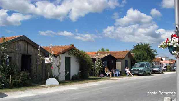 L'Eguille-sur-Seudre, rue, cabanes et roses trémières