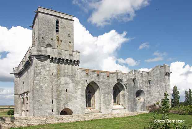 Esnandes, église Saint-Martin, vue côté est