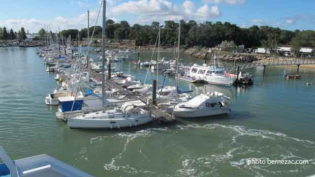 Le Verdon-sur-Mer, pointe de Grave, le bac-ferry à quai