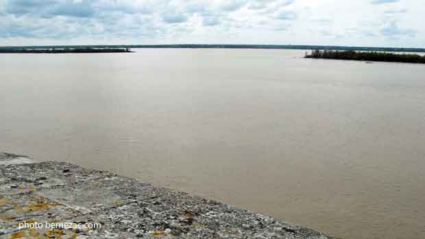 Les eaux de la Gironde, vue vers les îles et la rive gauche depuis la citadelle de Blaye