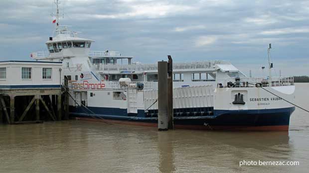 Le bac-ferry Sأ╚bastien Vauban أ quai أ Blaye