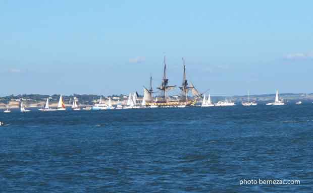 L'Hermione au large des falaises de Meschers