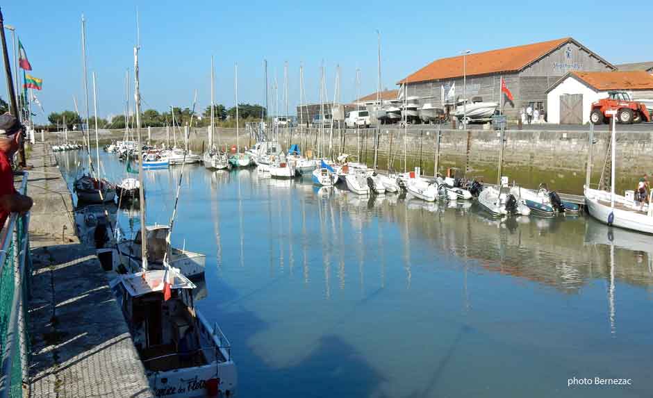 ars-en-ré, le port et l'ancien hangar à sel