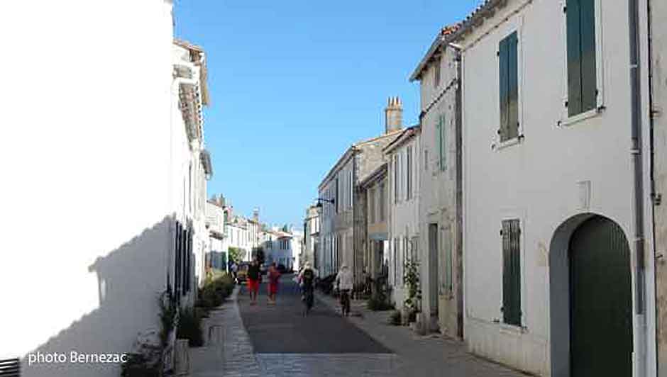 ars-en-ré, rue principale