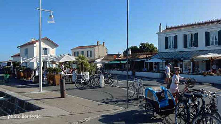 ars-en-ré, les quais du port et le Café du Commerce