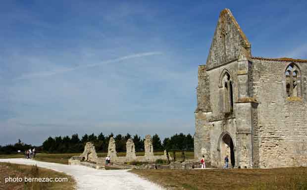 Abbaye des Châteliers, vue en arrivant de Rivedoux