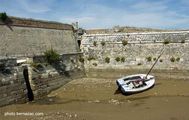 le port du fort de la Prée à marée basse 