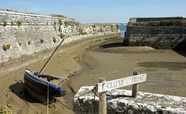 le port du fort de la Prée, écluse