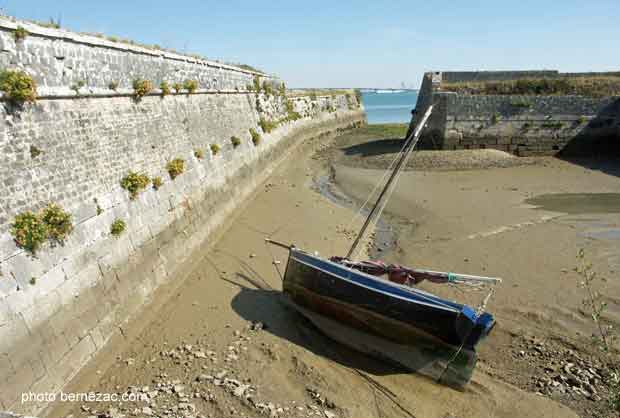 le port du fort de la Prée à marée basse 