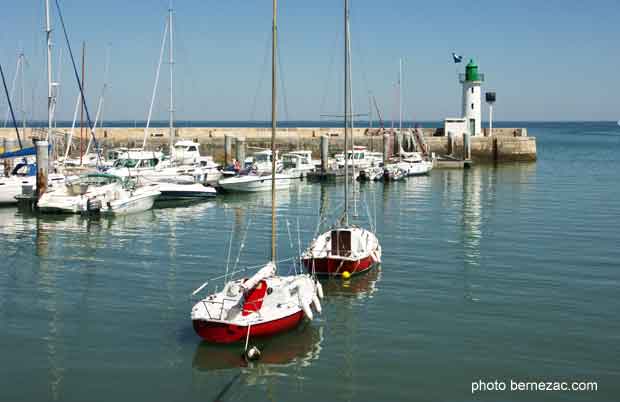 La-Flotte-en-Ré, la jetée et le phare vert