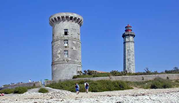 au pied du phare des baleines