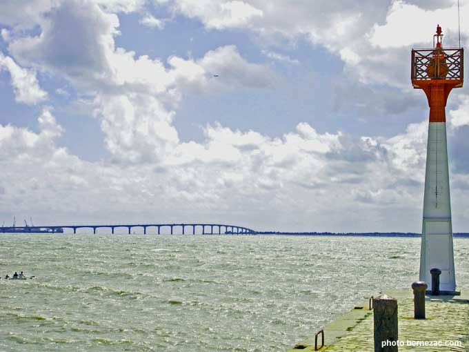 le pont de l'île de Ré vu du port de l'Houmeau