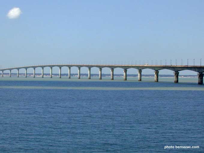 Les arches du pont de l'île de Ré