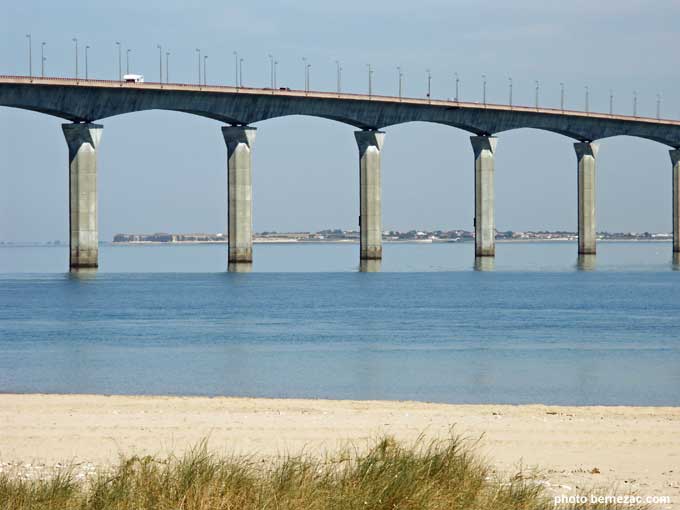 le pont de l'île de Ré vu de l'île